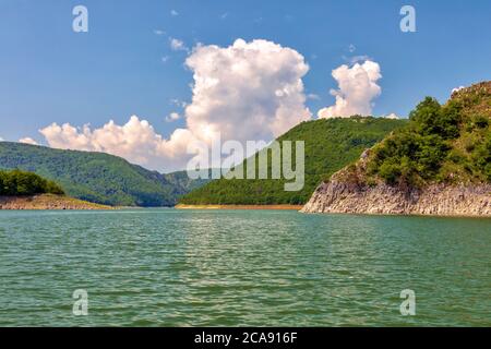 Uvac River Canyon schlängelt sich. Spezielles Naturschutzgebiet, beliebtes Touristenziel im Südwesten Serbiens. Stockfoto