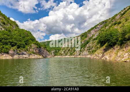 Uvac River Canyon schlängelt sich. Spezielles Naturschutzgebiet, beliebtes Touristenziel im Südwesten Serbiens. Stockfoto