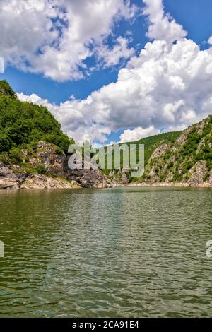 Uvac River Canyon schlängelt sich. Spezielles Naturschutzgebiet, beliebtes Touristenziel im Südwesten Serbiens. Stockfoto