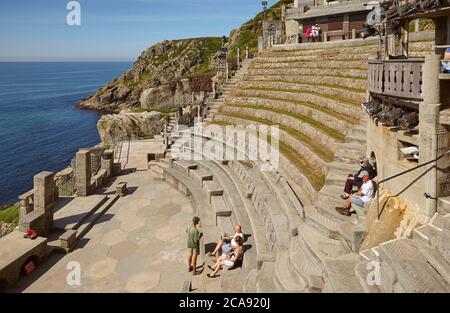 Eines der berühmtesten Theater Großbritanniens, das Cliffside, Open-Air Minack Theatre, in Porthcurno, in der Nähe von Penzance, im Westen von Cornwall, England, Vereinigtes Königreich Stockfoto