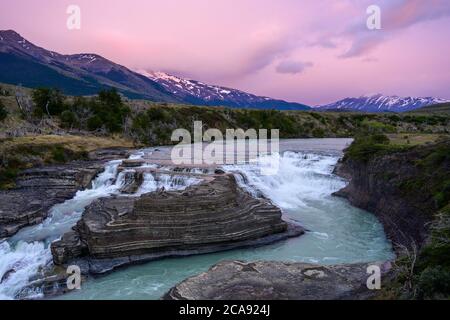 Atemberaubender Wasserfall Gullfoss Falls auf der Golden Circle Route, Island, Polarregionen Stockfoto