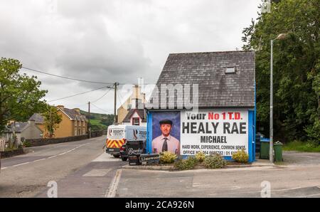 Kilgarvan, Kerry, Irland. August 2020. Eine Plakatwand auf der Seite eines Hauses für den gewählten Lokalpolitiker Michael Healy Rae, der Vertreter hat Stockfoto