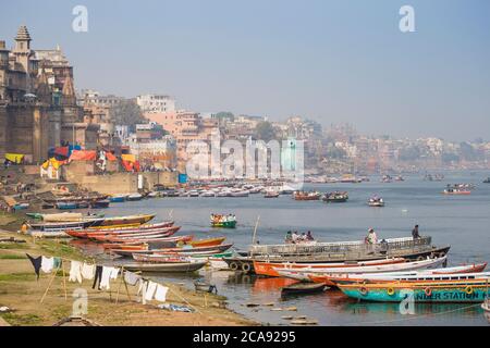 Waschen Trocknen an den Ufern des Ganges Fluss, Varanasi, Uttar Pradesh, Indien, Asien Stockfoto