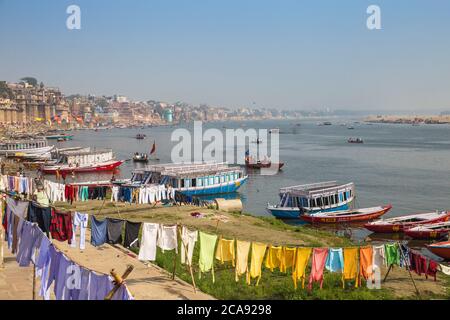 Blick auf Varanasi und Ganges, Varanasi, Uttar Pradesh, Indien, Asien Stockfoto