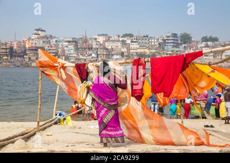 Aufhängen Waschen an den Ufern des Ganges Fluss, Varanasi, Uttar Pradesh, Indien, Asien Stockfoto