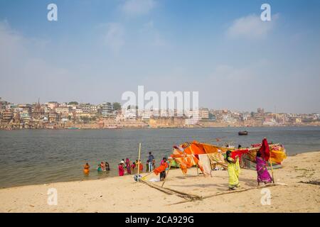 Aufhängen Waschen an den Ufern des Ganges Fluss, Varanasi, Uttar Pradesh, Indien, Asien Stockfoto