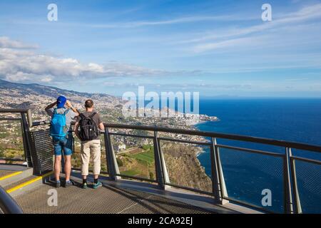 Touristen schauen sich die Aussicht an, der Skywalk mit Glasboden, Cabo Girao, Funchal, Madeira, Portugal, Atlantik, Europa Stockfoto