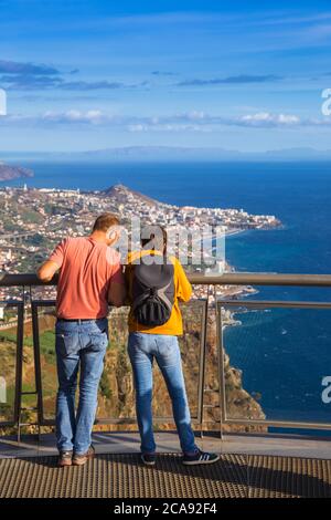 Touristen schauen sich die Aussicht an, der Skywalk mit Glasboden, Cabo Girao, Funchal, Madeira, Portugal, Atlantik, Europa Stockfoto