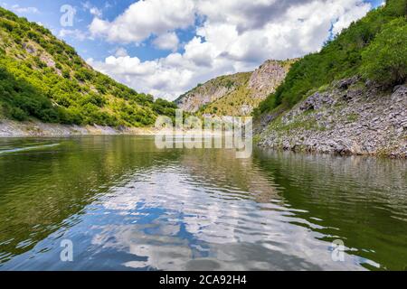 Uvac River Canyon schlängelt sich. Spezielles Naturschutzgebiet, beliebtes Touristenziel im Südwesten Serbiens. Stockfoto