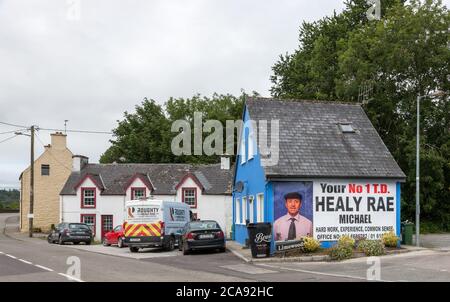 Kilgarvan, Kerry, Irland. August 2020. Eine Plakatwand auf der Seite eines Hauses für den gewählten Lokalpolitiker Michael Healy Rae, der Vertreter hat Stockfoto