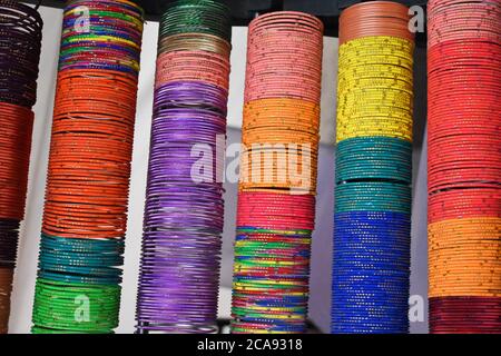 Bunte Armreifen auf dem Display zum Verkauf in lokalen Märkten von delhi Stockfoto