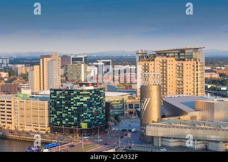 Blick auf Salford Quays mit Blick auf Lowry Theatre und Lowry Outlet Mall, Salford, Manchester, England, Großbritannien, Europa Stockfoto