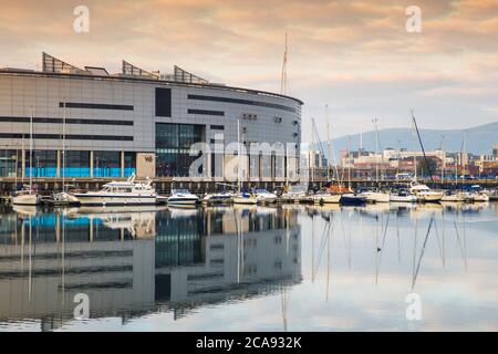 W5 Science and Discovery Centre Reflecting in Belfast Harbour Marina, Belfast, Ulster, Nordirland, Großbritannien, Europa Stockfoto