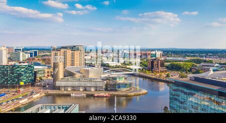 Blick auf die Salford Quays mit Blick auf das Lowry Theatre und Old Trafford, Manchester, Greater Manchester, England, Großbritannien, Europa Stockfoto