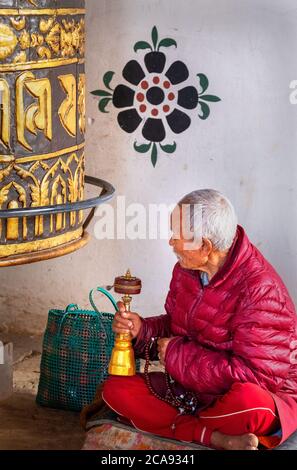 Anbetung buddhistischer Mönch in Chimi Lhakhang Kloster, auch bekannt als der Fruchtbarkeitstempel, Punakha District, Bhutan, Asien Stockfoto