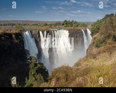 Blick auf die Victoria Falls am Zambezi River, UNESCO-Weltkulturerbe, die Grenze zwischen Sambia und Simbabwe, Afrika Stockfoto