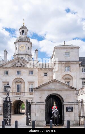 Ein Soldat der Queens Horse Guard, Rettungsschwimmer Regiment im Dienst bei Horse Guards, Westminster, London, England, Großbritannien, Europa Stockfoto