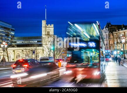 Ein Londoner Doppeldeckerbus im fahrenden Verkehr auf der Putney Bridge am frühen Abend, London, England, Großbritannien, Europa Stockfoto