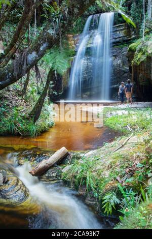 Rucksacktouristen genießen einen unberührten Wasserfall und Bergbach im Herzen des südamerikanischen Regenwaldes, Minas Gerais, Brasilien, Südamerika Stockfoto