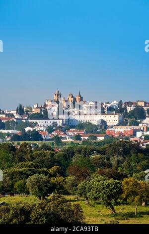 Blick auf die mittelalterliche Stadt und Hauptstadt der Region über Korkeichen Wald, Evora, Alentejo, Portugal, Europa Stockfoto