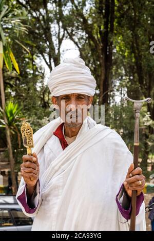 Porträt eines äthiopisch-orthodoxen Priesters mit dem Gebetsstab, Addis Abeba, Äthiopien, Afrika Stockfoto