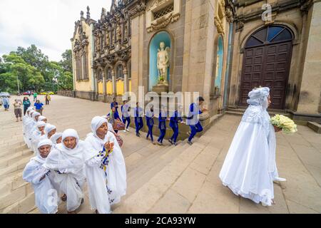 Männer und Frauen mit traditioneller Kleidung während einer religiösen Feier, Holy Trinity Cathedral, Addis Abeba, Äthiopien, Afrika Stockfoto