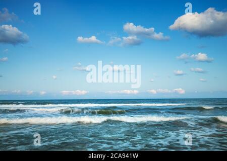 Wellen und Meer Wellen mit blauem Himmel Stockfoto