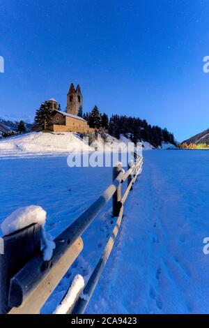 Holzzaun im Schnee rund um die Kirche von San Gian, Celerina, St. Moritz, Engadin, Kanton Graubünden, Schweiz, Europa Stockfoto