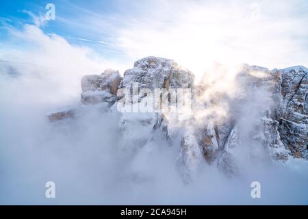 Nebel über den verschneiten Gipfeln der Sellagruppe, Dolomiten, Südtirol, Italien, Europa Stockfoto