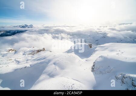 Luftaufnahme von Sass Pordoi bedeckt mit Schnee, Sellagruppe, Dolomiten, Trentino-Südtirol, Italien, Europa Stockfoto