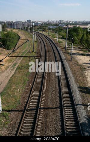 Herbst. Unbewachter Bahnübergang in einer ländlichen Landschaft Stockfoto