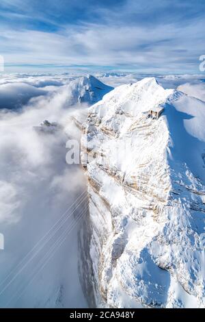 Luftaufnahme der schneebedeckten Tofane-Gruppe und der landschaftlich reizvollen Seilbahn Freccia nel Cielo, Dolomiten, Provinz Belluno, Venetien, Italien, Europa Stockfoto