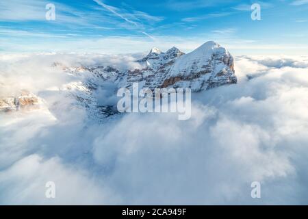 Luftaufnahme der schneebedeckten Tofane-Gruppe in einem Meer von Wolken, Dolomiten, Provinz Belluno, Venetien, Italien, Europa Stockfoto