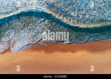 Antenne top Blick vom Dröhnen der Sandstrand mit türkisfarbenem Meer Wellen mit Kopie Platz für Text. Stockfoto