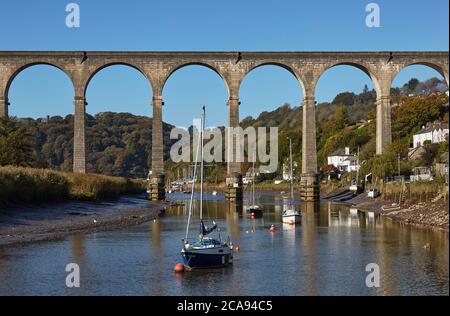 Ein Eisenbahnviadukt über den Fluss Tamar, bei Calstock, an der Grenze Devon-Cornwall, in Ost-Cornwall, England, Großbritannien, Europa Stockfoto