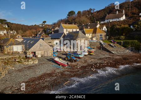 Fischerboote, die am Ufer des Fischerdorfes Cadgwith auf der Halbinsel Lizard, im Westen Cornwalls, England, Großbritannien, Europa, aufgestellt wurden Stockfoto