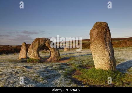 Der geheimnisvolle prähistorische Men-an-Tol Ringstein an einem frostigen Morgen, auf einem Feld in der Nähe von Penzance, im Westen Cornwalls, England, Großbritannien, Europa Stockfoto