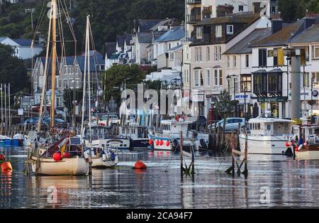 Der bekannte Fischerhafen von Looe, in der frühen Morgensonne, an der Südküste Cornwalls, Looe, Cornwall, England, Großbritannien, Europa Stockfoto