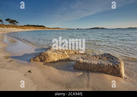 Granitfelsen, ein typisches Merkmal der Inseln von Scilly, gesehen entlang der Küste in Pentle Bay, auf der Insel Tresco, Inseln von Scilly, England Stockfoto