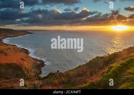 Am frühen Morgen Blick auf die Klippen von Rame Head, mit Blick auf Penlee Point und den Eingang zum Plymouth Sound, im Osten von Cornwall, England Stockfoto