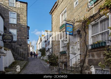 Alte Fischerhütten säumen enge Gassen im Digey, dem ältesten Teil des Fischerhafens in St. Ives, im Westen von Cornwall, England, Großbritannien Stockfoto