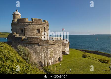 Das historische St. Mawes Castle, erbaut im 16. Jahrhundert, um den Eingang zum Hafen von Falmouth, St. Mawes, im südlichen Cornwall, England zu verteidigen Stockfoto