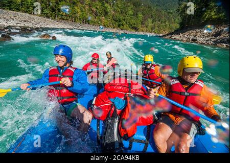 Rafting durch Wildwasserstraßen auf dem Karnali Fluss in West-Nepal, Asien Stockfoto