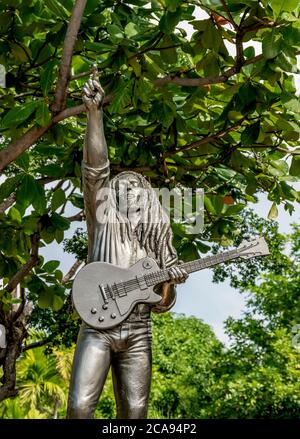 Bob Marley Statue vor dem Bob Marley Museum, 56 Hope Road, Kingston, Saint Andrew Parish, Jamaika, Westindien, Karibik, Mittelamerika Stockfoto