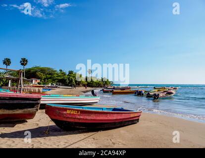 Fischerboote am Frenchman's Beach, Treasure Beach, Saint Elizabeth Parish, Jamaika, Westindien, Karibik, Mittelamerika Stockfoto