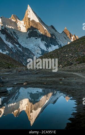 Laila Peak im Hushe Valley, reflektiert in einem kleinen Teich im Tal bei Sonnenaufgang, Karakorum Range, Gilgit-Baltistan, Pakistan, Asien Stockfoto