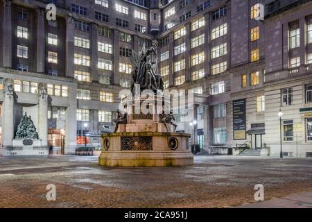 Beleuchtete Nachtansicht des Admiral Horatio Nelson 1813 Bronzestandmal an einem leeren Platz nördlich des Rathauses, Liverpool, Merseyside, England Stockfoto