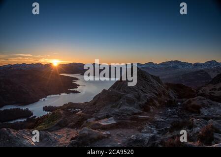 Ben A'an, einer der beliebtesten der kleineren Hügel Schottlands mit herrlichem Blick auf Loch Katrine, die Trossachs, Schottland, Großbritannien, Europa Stockfoto