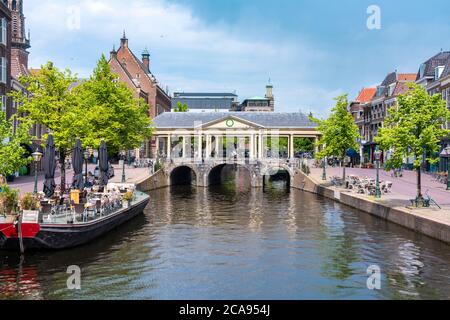 Koornbrug Brücke im Herzen der Altstadt von Leiden am Rathaus, Leiden, Südholland, Niederlande, Europa Stockfoto