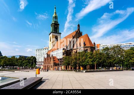 Marienkirche (St. Marienkirche) am Alexander Platz mit blauem Himmel, Berlin, Deutschland, Europa Stockfoto